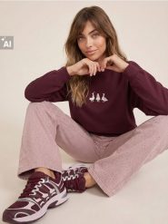 Bluza crewneck z haftowanymi kaczkami - czerwony. Czerwone bluzy damskie Sinsay, l, bez wzorów, bez ramiączek, bez kaptura. Za 39.99 zł.