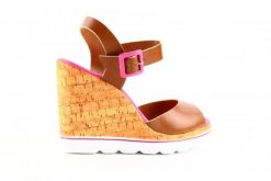 Sandały Dijean 457 720 At. Hazelnt Mag, Brąz, Skóra ekologiczna - 39. Brązowe sandały damskie Dijean, bez wzorów, ze skóry ekologicznej, bez obcasa, na koturnie, bez zapięcia. W wyprzedaży za 26.10 zł.