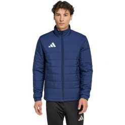 Męska kurtka piłkarska adidas Entrada 26 Light - granatowa. Niebieskie kurtki męskie Adidas, m, bez wzorów, z materiału, sportowe, bez kaptura. Za 239.99 zł.