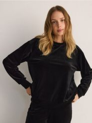 Welurowa bluza - czarny. Czarne bluzy damskie Reserved, l, bez wzorów, z dzianiny, bez ramiączek, bez kaptura. W wyprzedaży za 49.99 zł.