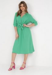Zielona Sukienka Rheniolea. Zielone sukienki damskie Born2be, m, bez wzorów, eleganckie, bez kołnierzyka, bez ramiączek, midi, kopertowe. Za 84.99 zł.