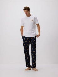 Dwuczęściowa piżama z nadrukiem - biały. Białe piżamy męskie Reserved, l, bez wzorów, z bawełny, bez kołnierzyka, bez ramiączek. Za 139.99 zł.