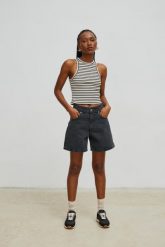 Szorty z szerokimi nogawkami w kolorze WASHED BLACK - TABOO-XS. Czarne szorty damskie Marsala, bez wzorów, z denimu. Za 299.90 zł.