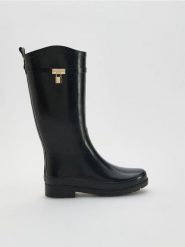 Wysokie kalosze z klamrą - czarny. Czarne kalosze damskie Reserved, bez wzorów, z tworzywa sztucznego, przed kolano, bez zapięcia. Za 239.99 zł.