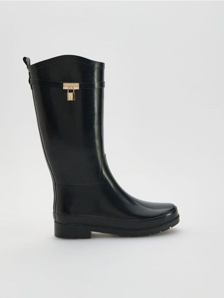 Wysokie kalosze z klamrą - czarny. Czarne kalosze damskie Reserved, bez wzorów, z tworzywa sztucznego, przed kolano, bez zapięcia. Za 239.99 zł.