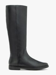 Czarne kozaki z wąską cholewką. Czarne kozaki damskie Ryłko, bez wzorów, ze skóry, z okrągłym noskiem, bez obcasa, na płaskiej podeszwie, bez zapięcia. Za 649.99 zł.