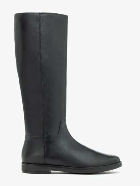 Czarne kozaki z wąską cholewką. Czarne kozaki damskie Ryłko, bez wzorów, ze skóry, z okrągłym noskiem, bez obcasa, na płaskiej podeszwie, bez zapięcia. Za 649.99 zł.