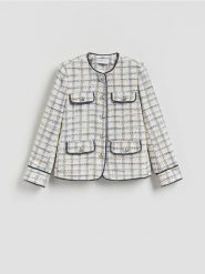 Marynarka z ozdobnymi kieszeniami - złamana biel. Marynarki i żakiety damskie Reserved, bez wzorów, z tkaniny, bez kołnierzyka, bez ramiączek. Za 229.99 zł.