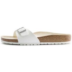 Klapki damskie Birkenstock Madrid BF. Białe klapki damskie Birkenstock, na lato, bez wzorów, z materiału, eleganckie, bez obcasa, bez zapięcia. Za 279.00 zł.