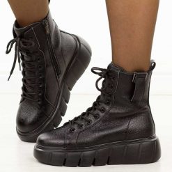 Czarne skórzane botki damskie na platformie Cambell 19339. Czarne botki damskie Cambell, na jesień, bez wzorów, z jeansu, eleganckie, z okrągłym noskiem, bez obcasa, na platformie, bez zapięcia. W wyprzedaży za 263.20 zł.