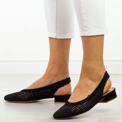 Czarne baleriny damskie T.Sokolski 334. Czarne balerinki damskie Sokolski, na lato, bez wzorów, z jeansu, biznesowe, bez obcasa, na obcasie, bez zapięcia. Za 159.00 zł.