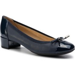 Półbuty GEOX - D Carey A D92V8A 05402 C4002 Navy. Niebieskie półbuty damskie Geox, z aplikacjami, ze skóry ekologicznej, bez obcasa, na obcasie, bez zapięcia. W wyprzedaży za 189.00 zł.