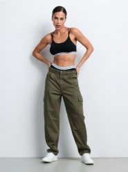 Jeansy cargo - zielony. Zielone jeansy damskie Sinsay, bez wzorów, z jeansu. Za 69.99 zł.