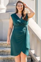 Sukienka ekskluzywna modna z marszczeniem na boku FLORENCE butelkowa zieleń. Zielone sukienki damskie KARKO, na imprezę, s, bez wzorów, z elastanu, eleganckie, bez kołnierzyka, bez ramiączek, midi, kopertowe. Za 289.50 zł.