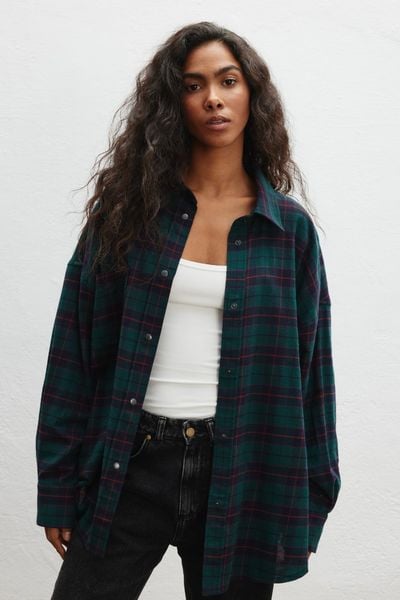 Koszula typu oversize w kratę ZIELONĄ - RENO 9360. Zielone koszule damskie Marsala, m, bez wzorów, z bawełny, klasyczne, bez kołnierzyka, bez ramiączek. Za 329.90 zł.