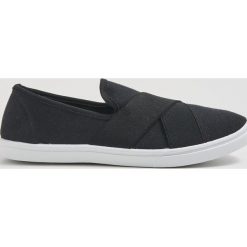 Tenisówki slip on - Czarny. Czarne trampki i tenisówki damskie Sinsay, bez wzorów, bez zapięcia. W wyprzedaży za 9.99 zł.
