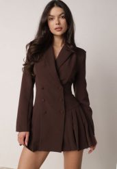 Brązowa Sukienka o Kroju Marynarki VICES z Poduszkami w Ramionach Serlina. Brązowe sukienki damskie Born2be, na co dzień, l, bez wzorów, eleganckie, bez kołnierzyka, bez ramiączek, mini, kopertowe. Za 239.99 zł.