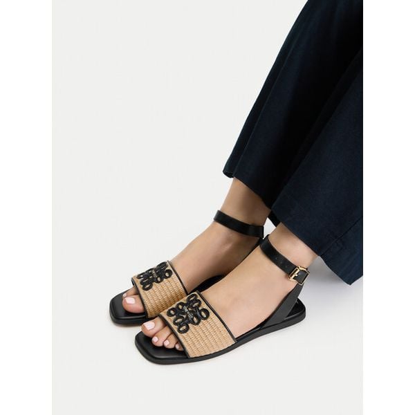 Sandały Nine West. Czarne sandały damskie Nine West, bez wzorów, bez obcasa, na płaskiej podeszwie, bez zapięcia. Za 117.99 zł.