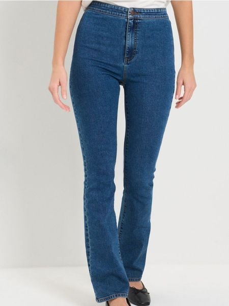 Jeansy dzwony - granatowy. Niebieskie jeansy damskie Sinsay, bez wzorów, z denimu. Za 45.99 zł.