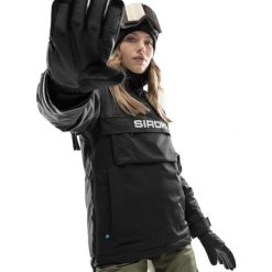 Kurtka snowboardowa damska W6-W Bruson. Czarne kurtki sportowe damskie SIROKO, bez wzorów, bez ramiączek, bez kaptura, snowboardowy. Za 886.00 zł.