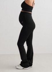 Damskie legginsy ciążowe bezszwowe, w prążki, rozszerzane, wysoki stan czarne. Czarne legginsy damskie Aim'n, bez wzorów, z dzianiny. Za 297.00 zł.