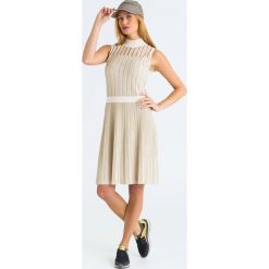 SUKIENKA emporio armani. Sukienki damskie Emporio Armani, bez wzorów, eleganckie, bez kołnierzyka, bez ramiączek. W wyprzedaży za 935.40 zł.