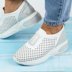 Białe skórzane półbuty damskie ażurowe T.Sokolski 1030. Białe półbuty damskie Sokolski, w ażurowe wzory, ze skóry, bez obcasa, bez zapięcia. Za 249.00 zł.