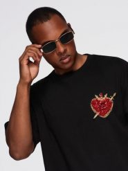Bawełniana męska koszulka z biżuteryjną aplikacją na klatce piersiowej - czarna V1 - Rozmiar: XL. Czarne t-shirty męskie Ombre Clothing, m, z aplikacjami, z bawełny, bez kołnierzyka, bez ramiączek. Za 255.99 zł.