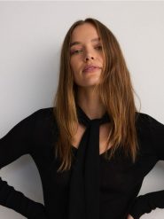 Sweter z wiskozą - czarny. Czarne swetry nierozpinane damskie Reserved, l, bez wzorów, z dzianiny, bez kołnierzyka, bez ramiączek. W wyprzedaży za 49.99 zł.