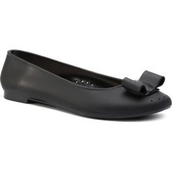 Baleriny BASSANO - WP41-120360 Black. Czarne balerinki damskie Bassano, bez wzorów, z tworzywa sztucznego, klasyczne, bez obcasa, na płaskiej podeszwie, bez zapięcia. W wyprzedaży za 19.99 zł.