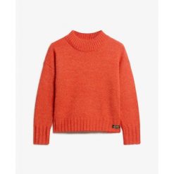 Damski sweter ze stójką Superdry Essential. Brązowe swetry nierozpinane damskie Superdry, na zimę, bez wzorów, eleganckie, bez kołnierzyka, bez ramiączek. W wyprzedaży za 239.55 zł.