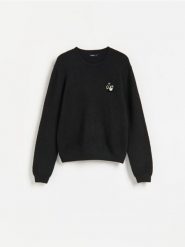 Sweter z broszką - czarny. Czarne swetry nierozpinane damskie Reserved, l, bez wzorów, z dzianiny, bez kołnierzyka, bez ramiączek. Za 129.99 zł.