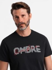 Męski bawełniany t-shirt z podwójnym printowanym logotypem – czarny V2 - Rozmiar: XL. Czarne t-shirty męskie Ombre Clothing, m, bez wzorów, z bawełny, bez kołnierzyka, bez ramiączek. W wyprzedaży za 24.99 zł.