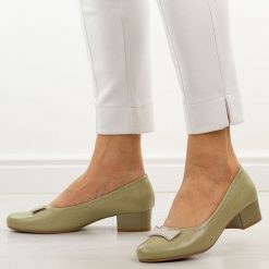 Oliwkowe czółenka damskie na obcasie Jezzi asa200-15. Zielone czółenka damskie Jezzi, na jesień, z aplikacjami, z materiału, eleganckie, bez obcasa, na obcasie, bez zapięcia. Za 189.00 zł.