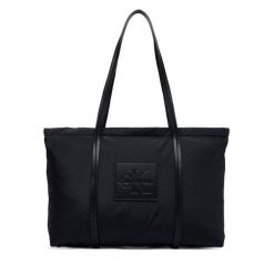 Torebka Calvin Klein. Czarne shopperki damskie Calvin Klein, bez wzorów, bez dodatków. Za 449.99 zł.