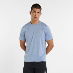 Koszulka męska New Balance MT41253DUS – niebieska. Niebieskie koszulki sportowe męskie New Balance, m, bez wzorów, z materiału, bez ramiączek, na fitness i siłownię. Za 139.99 zł.
