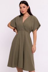 Rozkloszowana sukienka z kopertowym dekoltem zielona. Zielone sukienki damskie Bewear, na lato, s, bez wzorów, bez kołnierzyka, bez ramiączek, kopertowe. Za 339.00 zł.