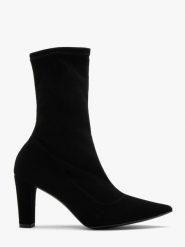 Czarne, elastyczne botki na grubej szpilce PHOEBE. Czarne botki damskie Ryłko, bez wzorów, z nubiku, bez obcasa, na obcasie, bez zapięcia. Za 379.99 zł.