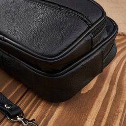 Abruzzo Saszetka męska skórzana do ręki klasyczna czarna ABR-11. Czarne saszetki i nerki męskie Abruzzo, bez wzorów. Za 161.77 zł.