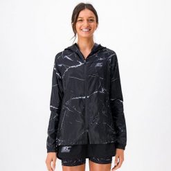 Damska kurtka przeciwwiatrowa do biegania w terenie TERRARUN WINDBREAKER. Czarne kurtki sportowe damskie BODYCROSS, bez wzorów, ze skóry, bez ramiączek, bez kaptura, do biegania. Za 739.99 zł.