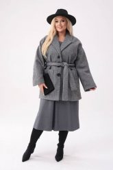Elegancki popielaty płaszcz Buclette z szerokim paskiem COSY PLUS SIZE XXL OVERSIZE. Szare płaszcze damskie Moda Size Plus Iwanek, plus size, bez wzorów, z dzianiny, biznesowe, bez kołnierzyka, bez kaptura. W wyprzedaży za 299.90 zł.