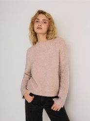 Sweter z metalizowaną nitką - brudny róż. Czerwone swetry nierozpinane damskie Reserved, l, bez wzorów, z dzianiny, bez kołnierzyka, bez ramiączek. W wyprzedaży za 39.99 zł.