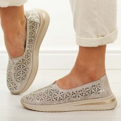 Beżowe skórzane ażurowe półbuty damskie T.Sokolski w26-653. Brązowe półbuty damskie Sokolski, na lato, w ażurowe wzory, z jeansu, klasyczne, z okrągłym noskiem, bez obcasa, bez zapięcia. W wyprzedaży za 197.10 zł.