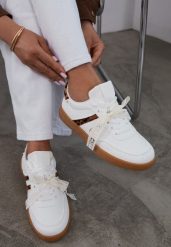 Białe Sneakersy Typu Kultowe Tenisówki z Ozdobną Odpinaną Kokardą Korilinda. Białe trampki i tenisówki damskie Renee, bez wzorów, z jeansu, bez zapięcia. Za 89.99 zł.