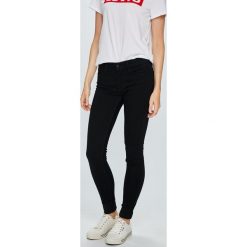 Levi's - Jeansy 710. Czarne jeansy damskie Levi's®, bez wzorów, z bawełny. Za 379.90 zł.