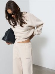 Bluza hoodie z napisem - beżowy. Brązowe bluzy damskie Sinsay, l, bez wzorów, sportowe, bez ramiączek, bez kaptura. Za 39.99 zł.