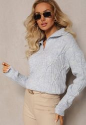 Jasnoniebieski Sweter z Dekoltem w Serek i Ozdobnym Splotem Travissa. Niebieskie swetry nierozpinane damskie Renee, bez wzorów, ze splotem, casualowe, bez kołnierzyka, bez ramiączek. Za 109.99 zł.