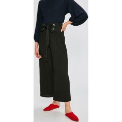 Answear - Spodnie Stripes Vibes. Czarne spodnie materiałowe damskie ANSWEAR, bez wzorów, z poliesteru, casualowe, z podwyższonym stanem. W wyprzedaży za 34.90 zł.