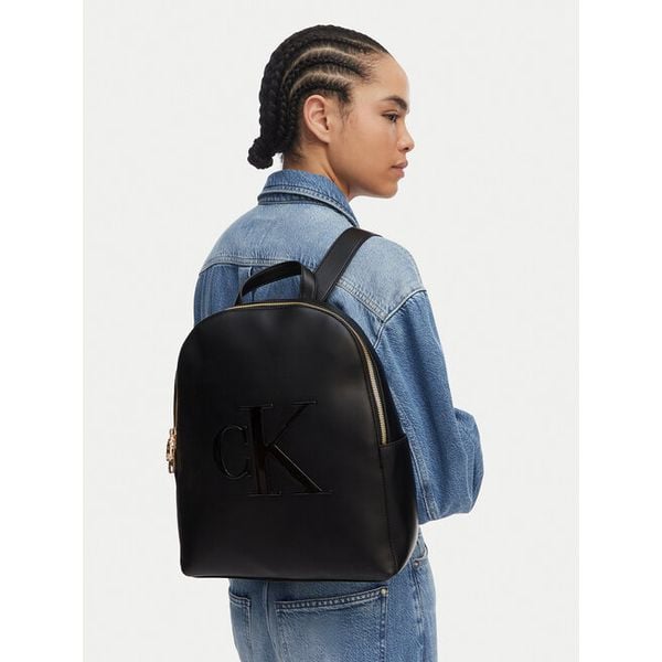 Plecak Calvin Klein. Czarne plecaki damskie Calvin Klein, bez wzorów. Za 452.99 zł.