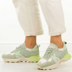 Zielone skórzane sneakersy damskie Kobbo 66954. Zielone obuwie sportowe damskie Kobbo, na jesień, bez wzorów, z jeansu, z okrągłym noskiem, bez zapięcia, trekkingowe. Za 249.00 zł.